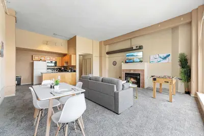 Image de Downtown · Games · Parking · Pet Friendly · Coffee