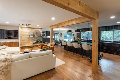 Image de Cozy Luxe 4 Bedroom Home: Fireplace, Gym, Office, Fire Pit