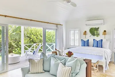 Image de Immerse in Beachfront Bliss: Cottage with Veranda Overlooking Pink Sands