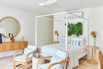 Image de Lush Garden Hideout w/ Veranda, Steps from Seaside Dining & Pink Beach Walks