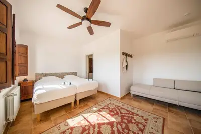 Image de Large private mansion with swimming pool and close to the sea! Group friendly.