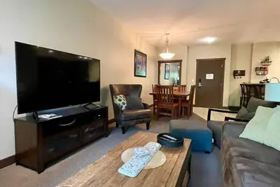 Image de 2 Bed, 2 Bath Condo w/ Gas Fp & Heated Parking!