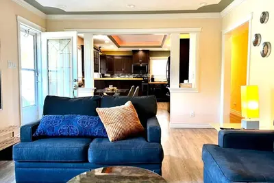 Image de Lovely 1 Bdrm Upper Suite!