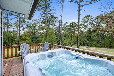 Image de Lake Retreat w/ Hot Tub, Game Room & Grill