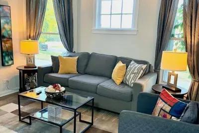 Image de Sleeps 12! , Near downtown, Tremont, and the Zoo!