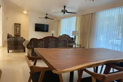 Image de Large One-Story House With 6 Bedrooms 6 Bathrooms, 5 Blocks From The Best Beaches