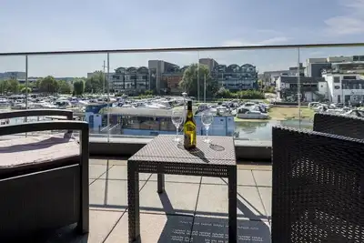 Image de Luxurious Riverside View Apartment/Pass The Keys