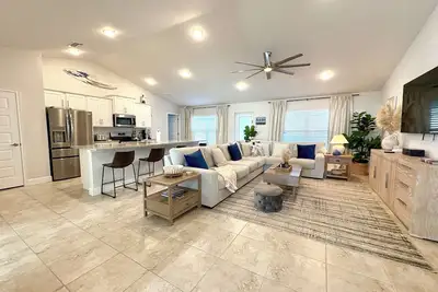 Image de Newly Constructed Saltwater, Heated Pool & Spa Villa-near beach