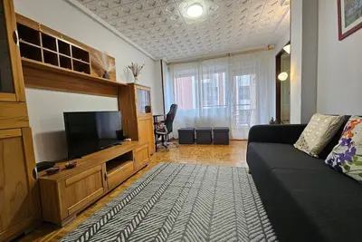 Image de Centrally located 3-bedroom apartment with 6 single beds, bright and well-distributed. It features a full bathroom and an additional guest toilet for added convenience. The kitchen is fully equipped, and there is a separate living room. All rooms have ac