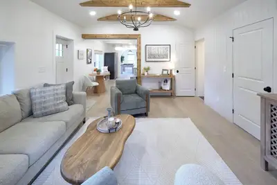 Image de Stay at this stylish retreat in SoKnox -Only 3. 8 miles to Ut & much more!