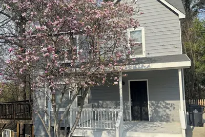 Image de Home in Downtown Acworth with Hot Tub