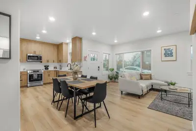 Image de Family Vacation Getaway - Lovely Downtown Home