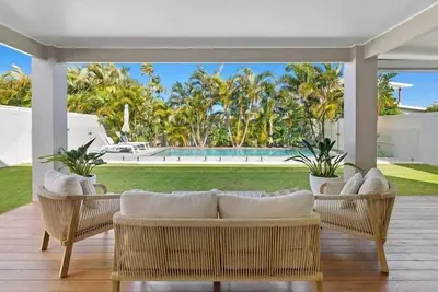 Barrels- Beachside holiday home sleeping 10