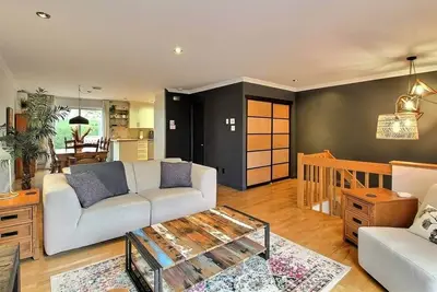 Image de Maison jumelée chic avec terrasse et stationnement