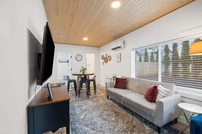 Image de Lil America – Tesla Ev, Near Schweitzer