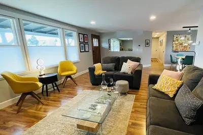 Image de Walk Score 99 • Outdoor Oasis • Swing • Bbq • Outdoor Shower • Fast Wifi