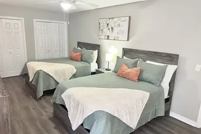 Image de 5 beds, 2 car garage, Backyard & Great Location