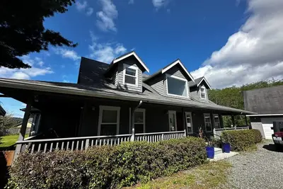 Image de Spacious 5-bedroom farmhouse close to everything on Whidbey Island with hot tub!