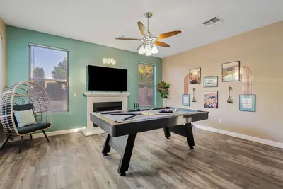 Image de Great for Large Group! Swimming Pool, Private Yard, Grill, and Pool Table!