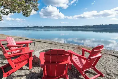Image de Hood Canal Lounge – Waterfront Beach House with Hot Tub & Disco Lounge