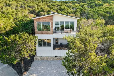 Image de The Haven- with a Hot Tub!