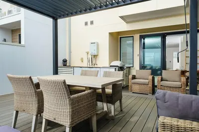 Image de Serenity Torquay: T/Hse in Torquay's sporting precinct with sea views