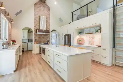 Image de Walk to Shops & Winery! Stylish Dtwn Ovilla Home