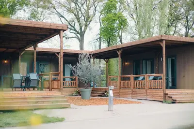 Image de Two cosy lodges for 8 guests with nature views, own kitchen and modern rain shower bathroom.