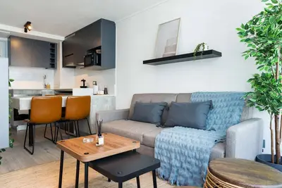 Image de Chic Downtown Retreat Cozy 1br Apartment for 3
