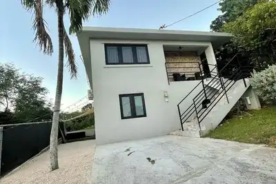 Image de 2nd Full floor 3-bedroom house with Ac and private entrance