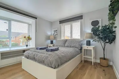 Image de Welcome to your perfect Liverpool getaway! Located on Marmaduke Street, this spacious 5-bedroom home offers comfort, style, and convenience. Enjoy two full bathrooms, a modern fully equipped kitchen, a bright and airy living/dining area, and a peacef