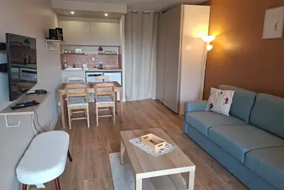 Image de studio rénové avec balcon - lumineux