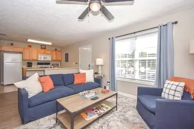 Image de New! Park Place on the Plains 3br/3ba condo 1/2 mile from Toomer's, sleeps 8!