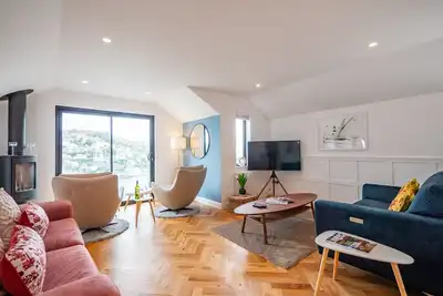 Image de Luxury Riverside Retreat in Dartmouth with views