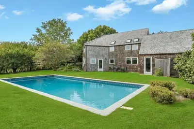 Image de Modern Bridgehampton retreat w expansive yard, heated pool, close to town. . .