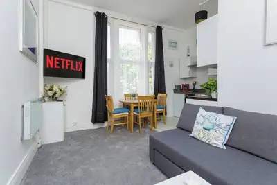 Image de Dockyard Dreams – Close to Gunwharf!