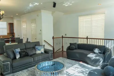Image de Enjoy comfort, style, and convenience at this beautifully furnished home.