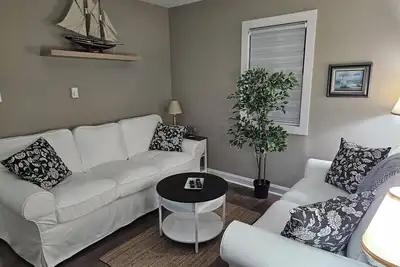 Image de Stylishly decorated family friendly home with Island &  ocean views.