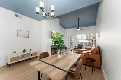 Image de Poolside Escapade - Perfect for Family of 4!