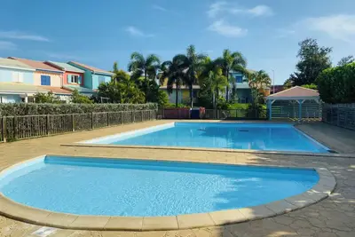 Image de Maison mitoyenne à 3 min de la plage. Piscine, résidence calme, jardin et citerne.