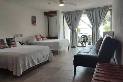 Image de Beach Front Flat! !