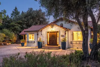 Image de Coastal creekside family-friendly retreat: walkable, pool, spa, campfire