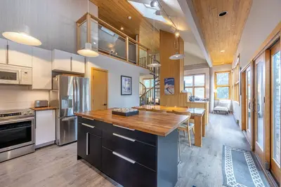 Image de Modern Mountain Chalet - 5 min to world class skiing