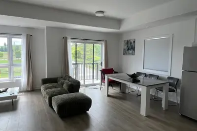 Image de Stylish 2-Story Condo with Balcony