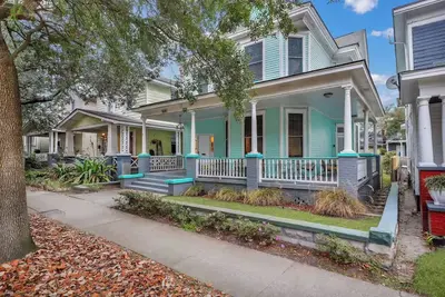 Image de Historic Downtown Victorian Home Near Forsyth