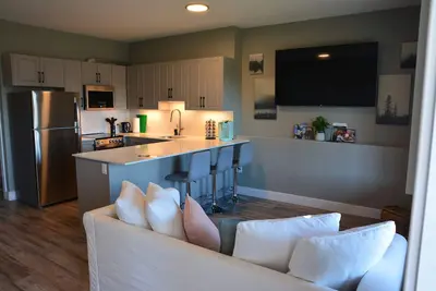 Image de Family friendly king size bed+ sofa bed and rolling twin bed 15 min to downtown