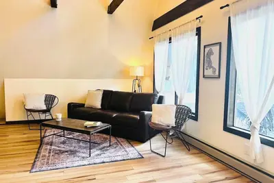 Image de Charming A-Frame getaway in the woods - Pet friendly - Sleeps 6