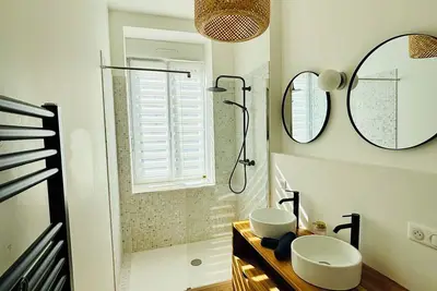 Image de Élégance et modernité à proximité de la cathédrale