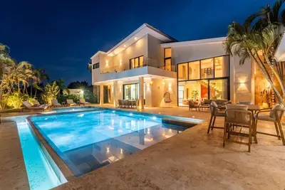 Image de Villa Cheryl: New modern luxe villa w/ pool, gym, movie room & Bbq