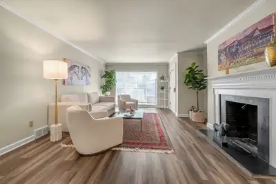 Image de Five Star Kentucky Charm - 4br Gem w/ Spiral Staircase & Modern Comfort